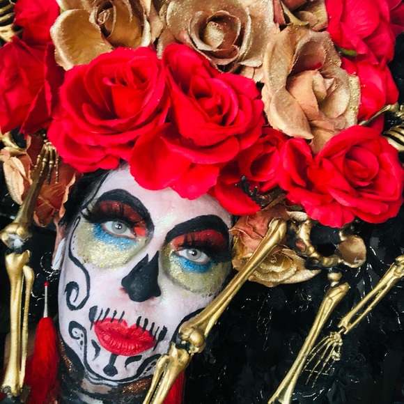 headpiece she has Gold and Red Roses the veil is black and gold lace - Picture 3 of 7